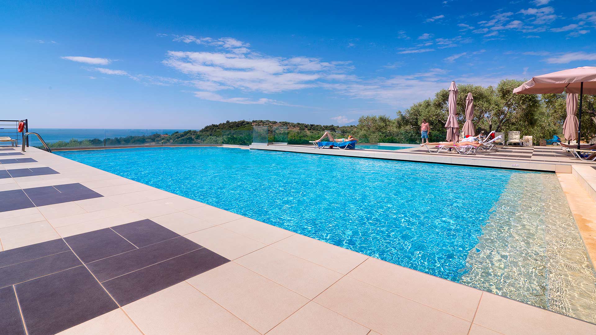 Outdoor pool and children’s pool 0