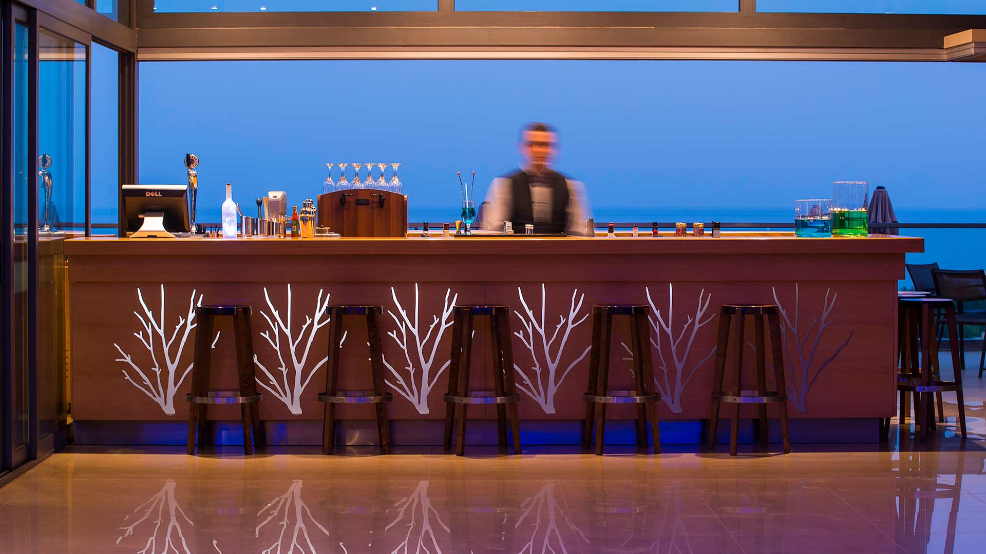 Enjoy drinks and cocktails in the perfect atmosphere of Serenity bar 2