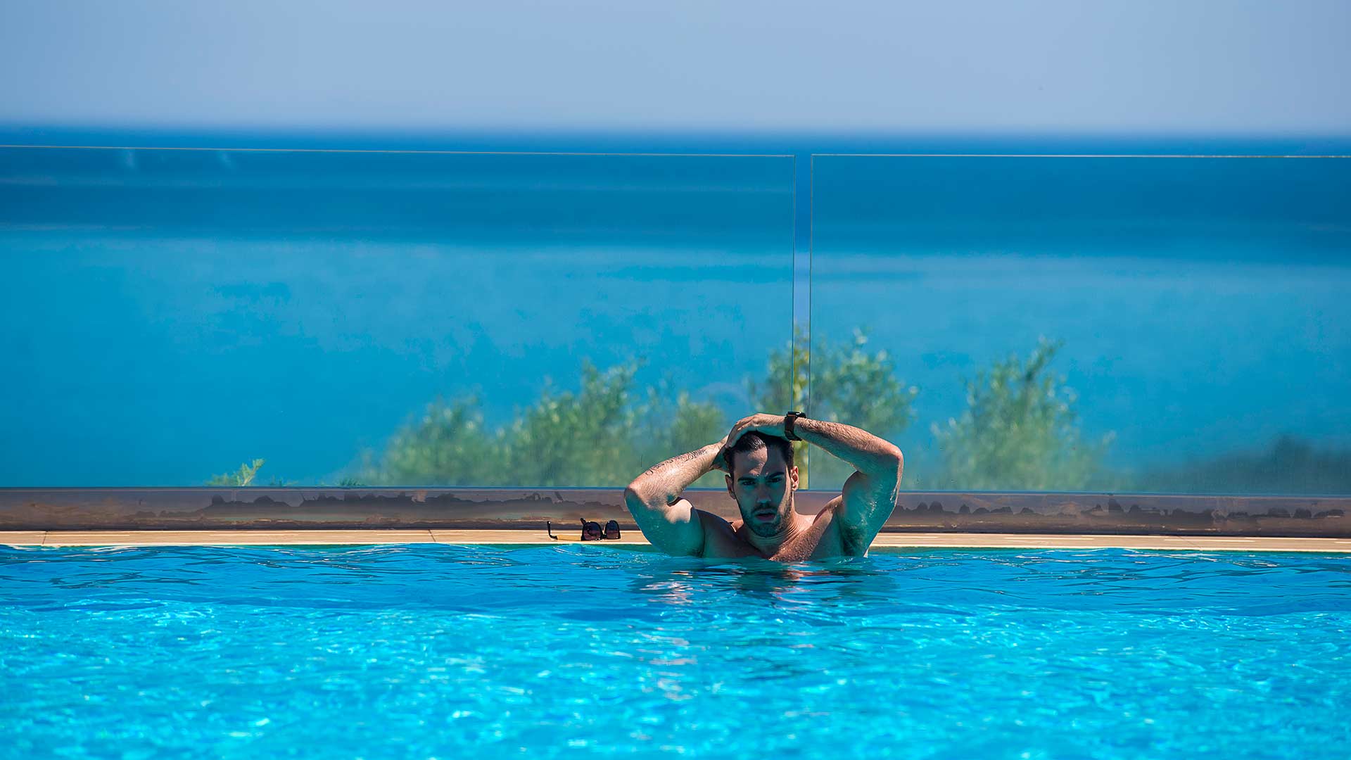 Outdoor pool and children’s pool 0