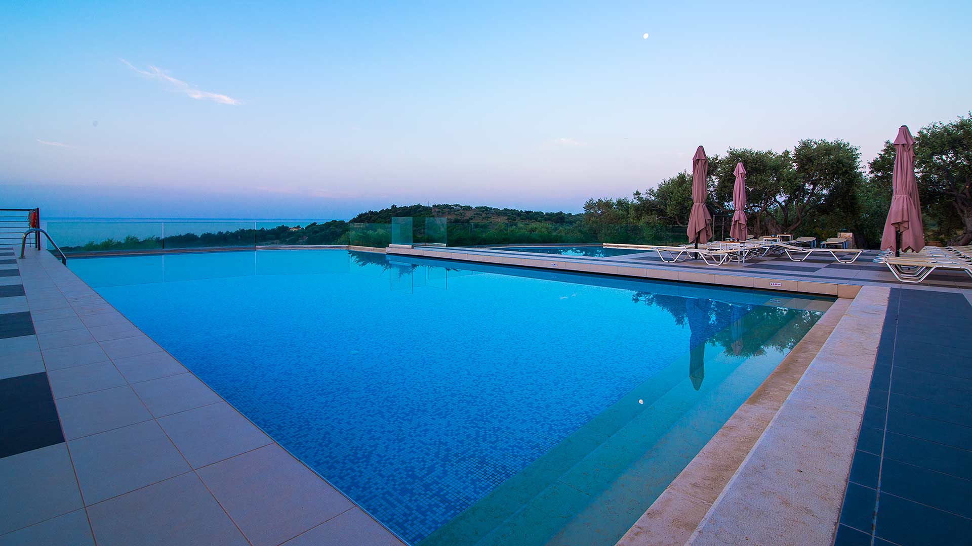 Outdoor pool and children’s pool 0