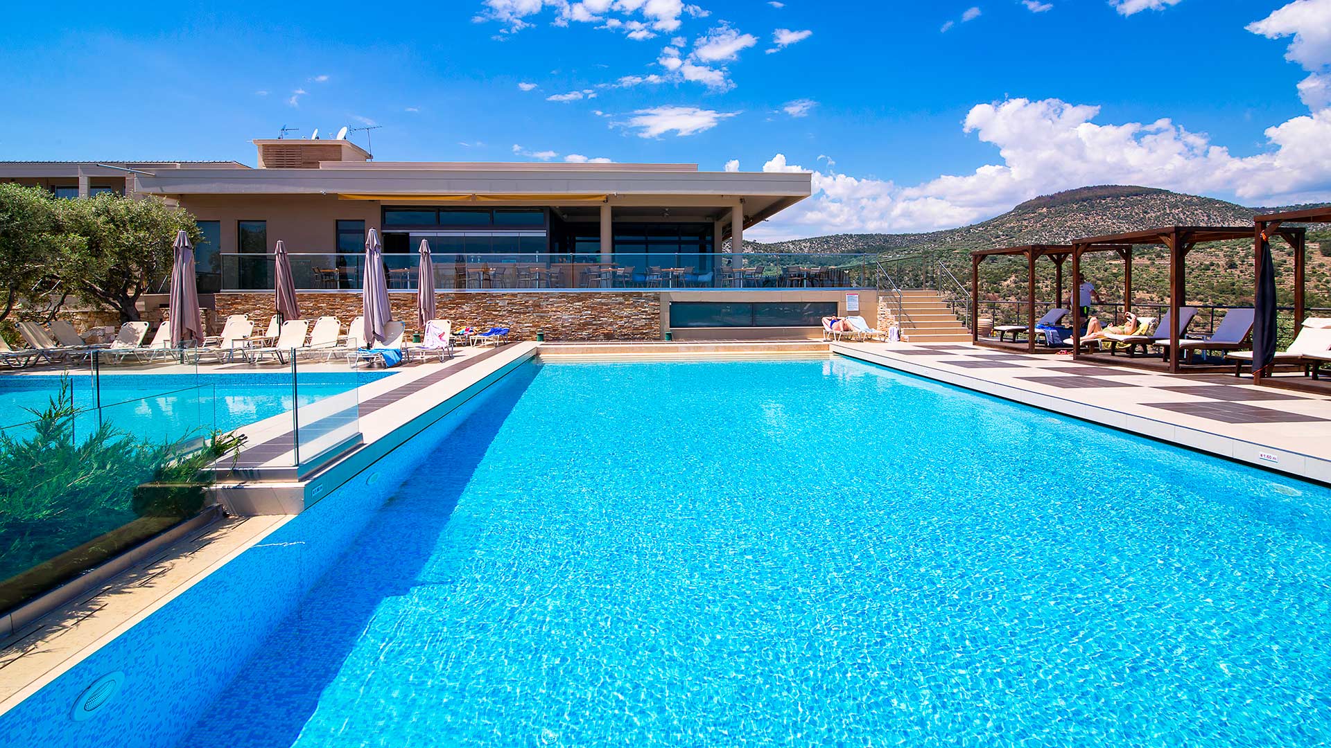 Outdoor pool and children’s pool 0