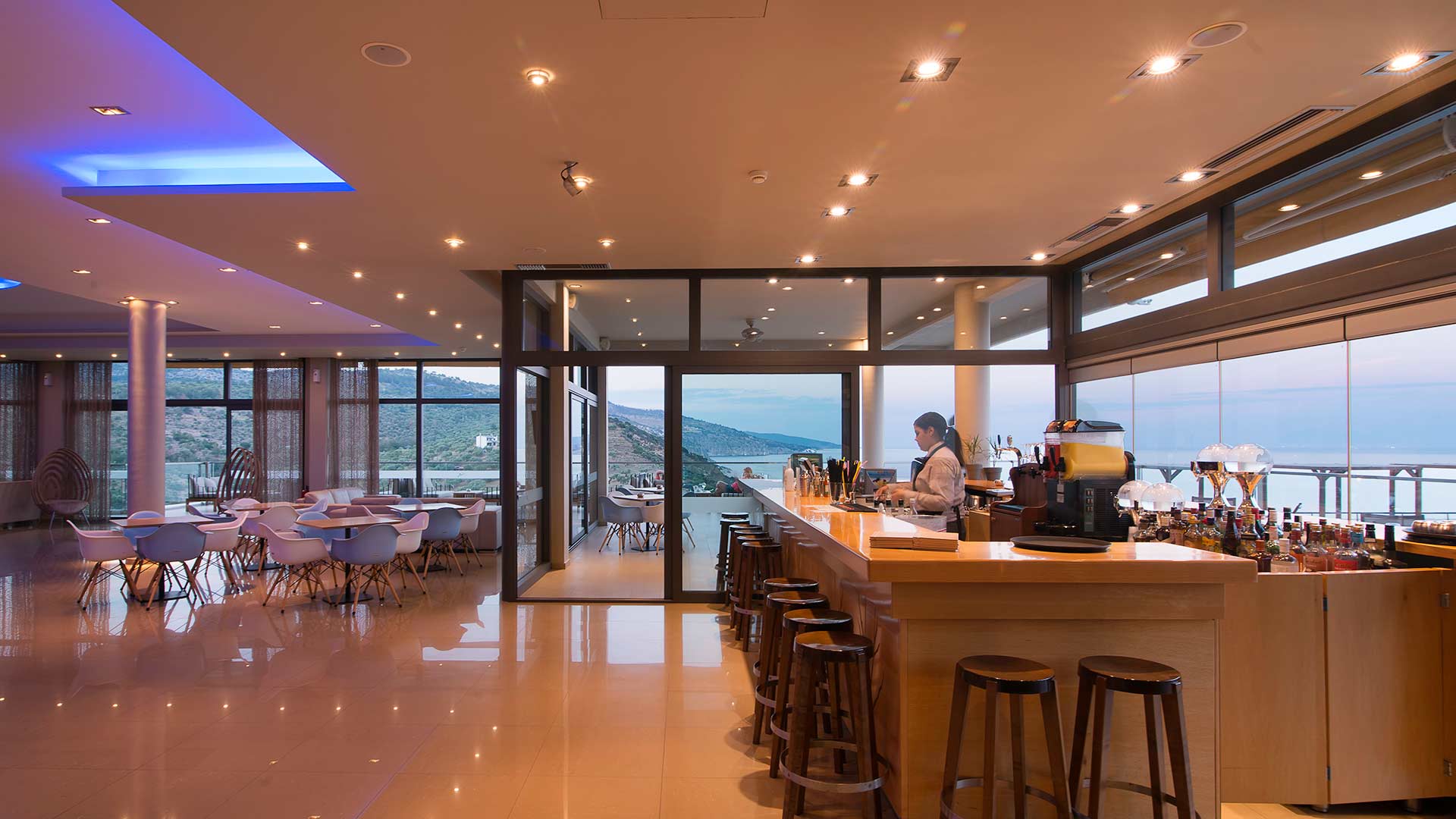 Enjoy drinks and cocktails in the perfect atmosphere of Serenity bar 4