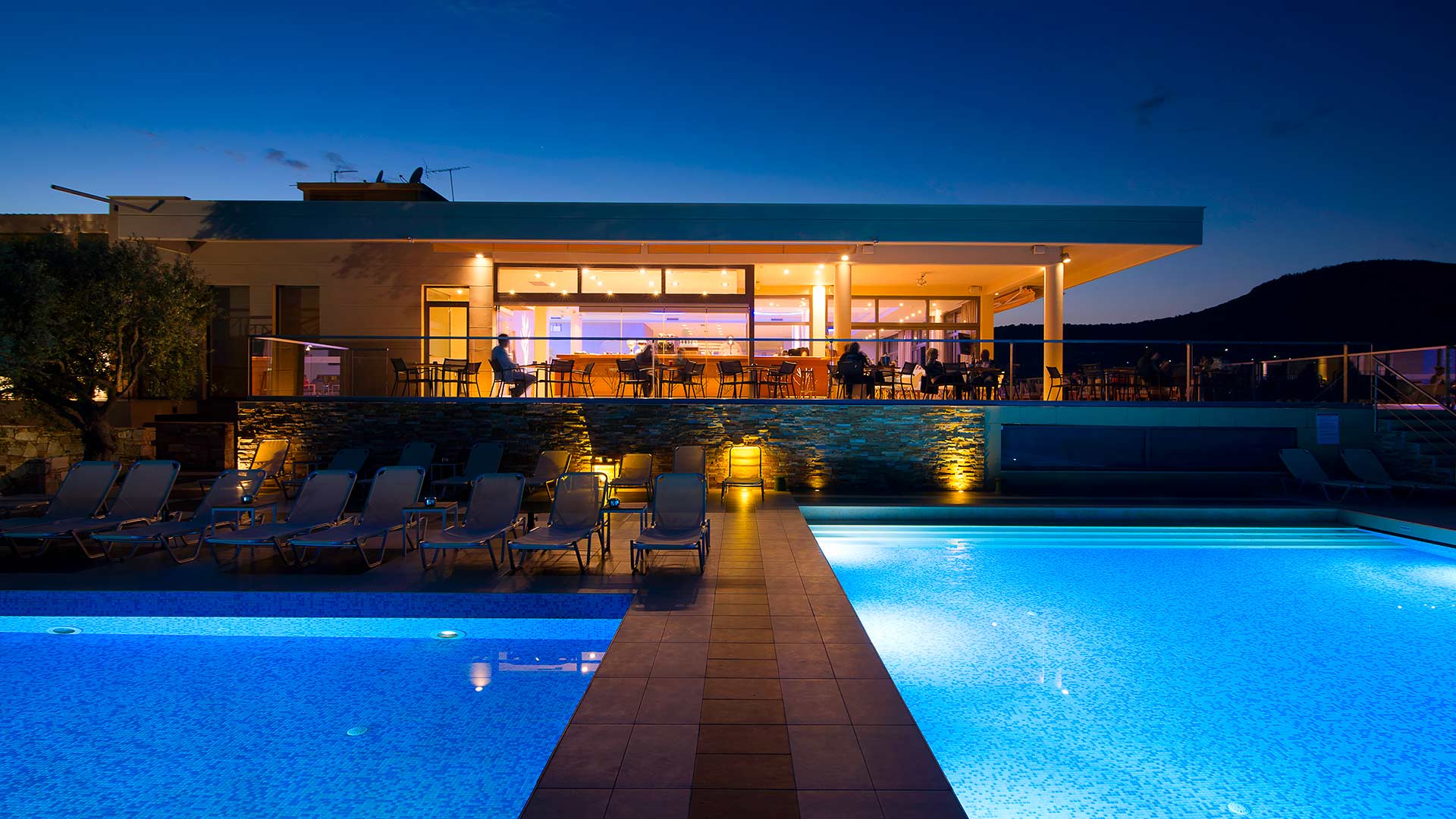 Enjoy drinks and cocktails in the perfect atmosphere of Serenity bar 3