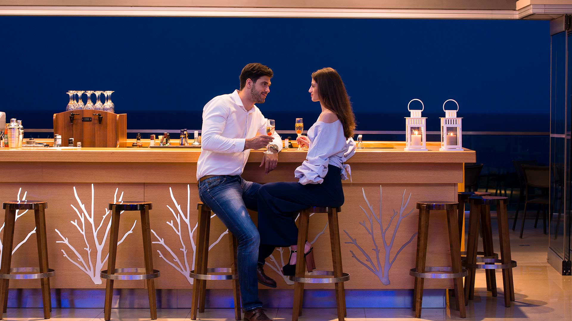 Enjoy drinks and cocktails in the perfect atmosphere of Serenity bar 1