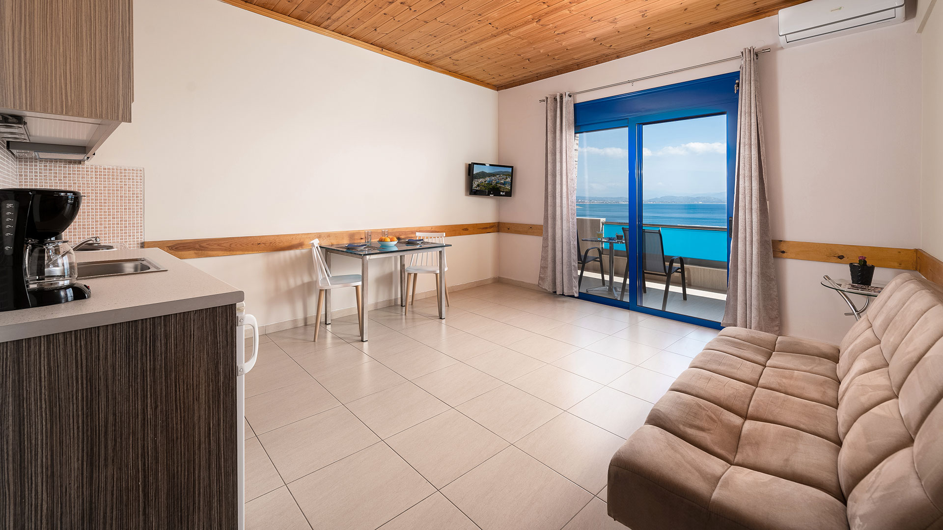 Junior Suite with side sea view 2