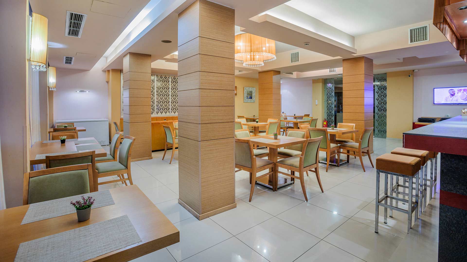 reservations@pefkahotel.gr 4
