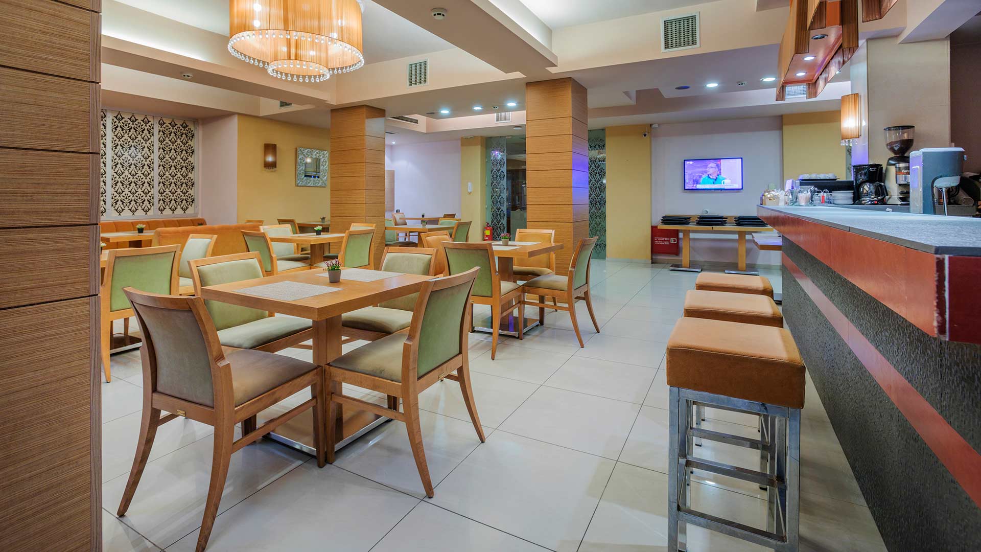 reservations@pefkahotel.gr 1