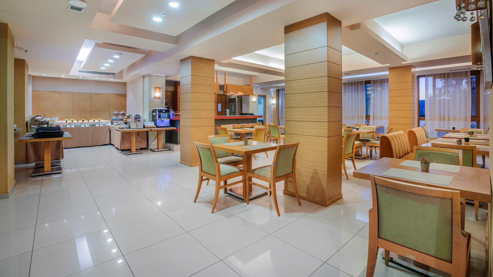 reservations@pefkahotel.gr 7
