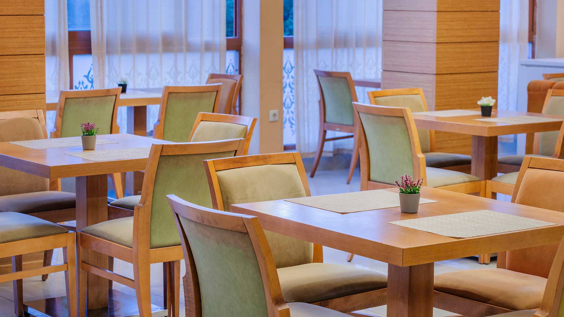reservations@pefkahotel.gr 6