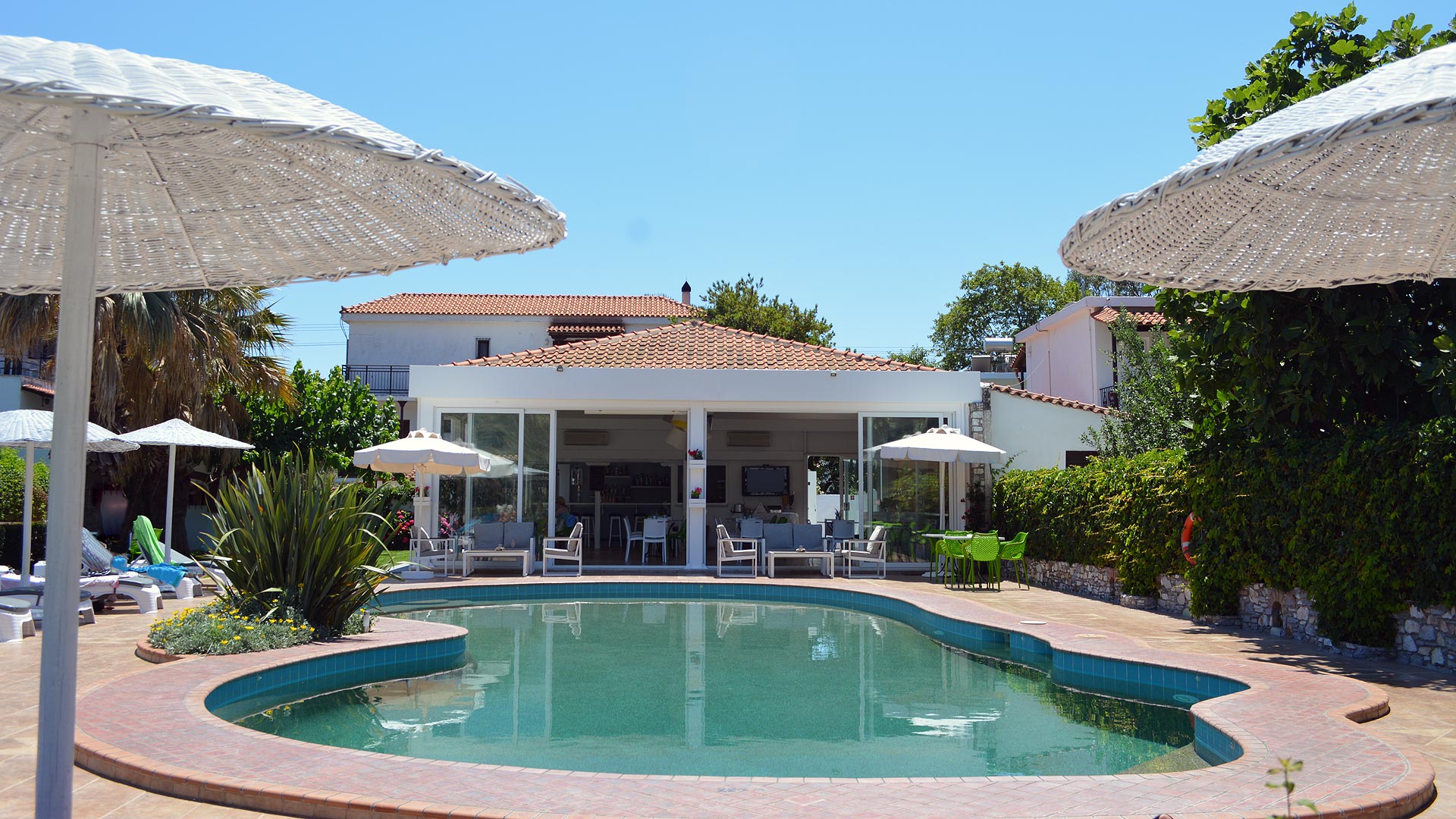 Pool Bar 1