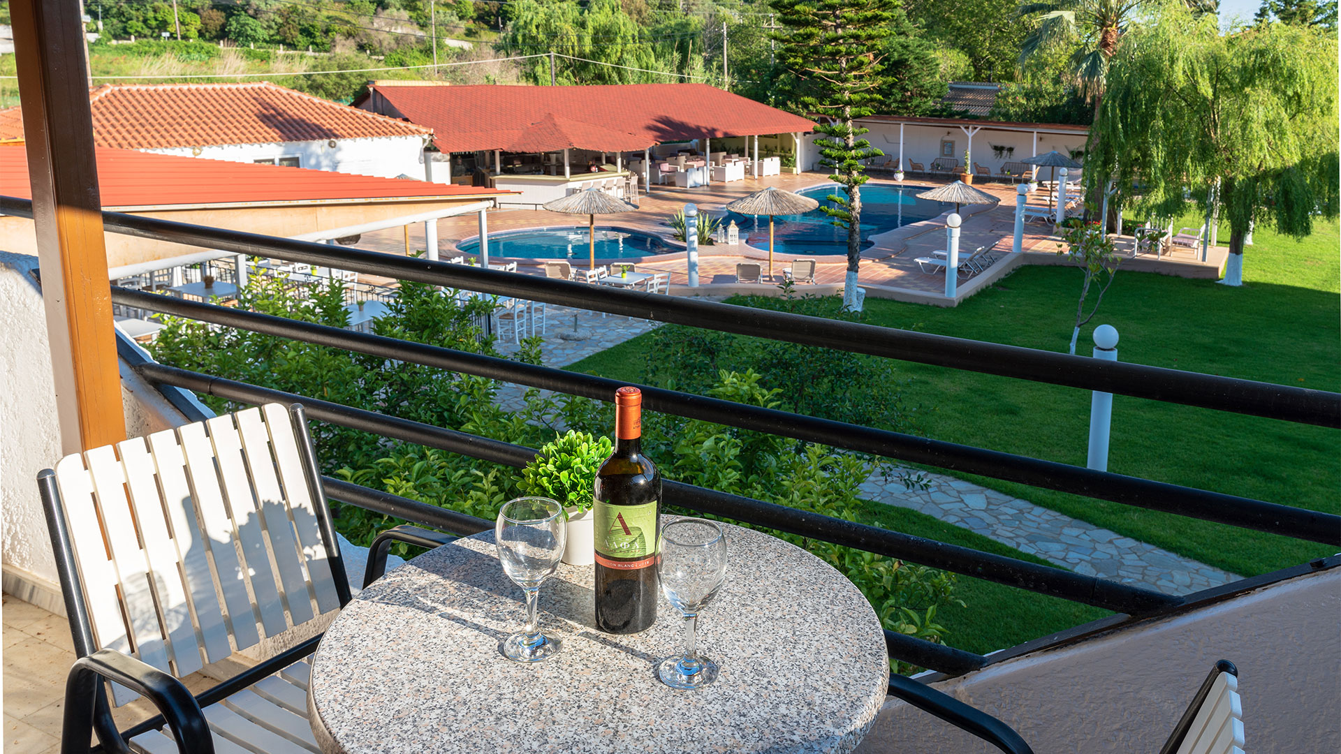 Image JUNIOR SUITE WITH POOL GARDEN VIEW 4